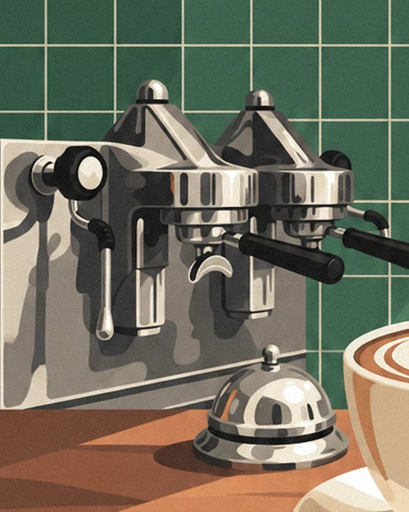 La macchina espresso cromata con i suoi 2 portafiltri neri e il campanello, contro le piastrelle verdi