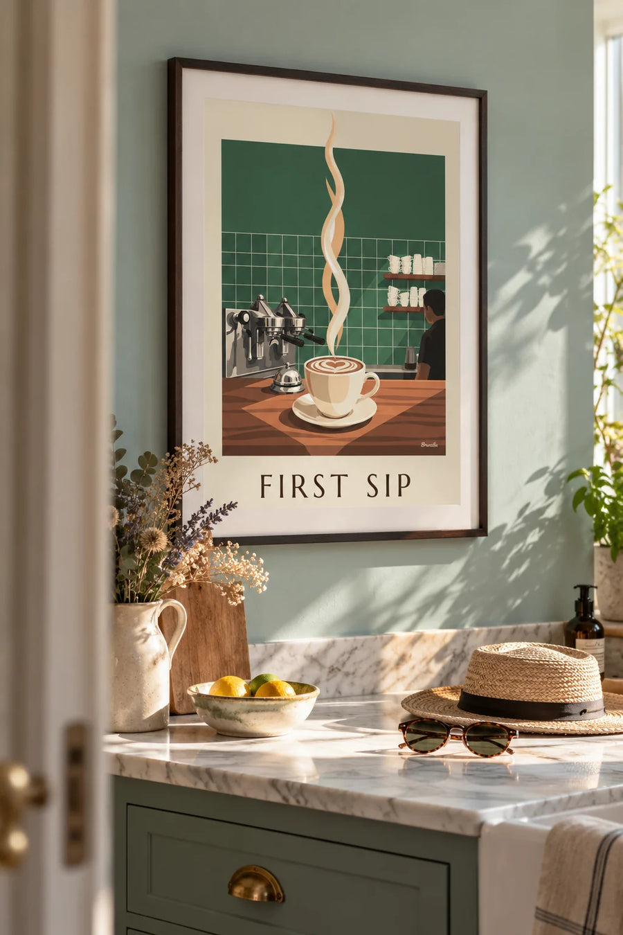 Poster cappuccino con il cuore di schiuma sul bancone di un bar: incorniciato alla parete