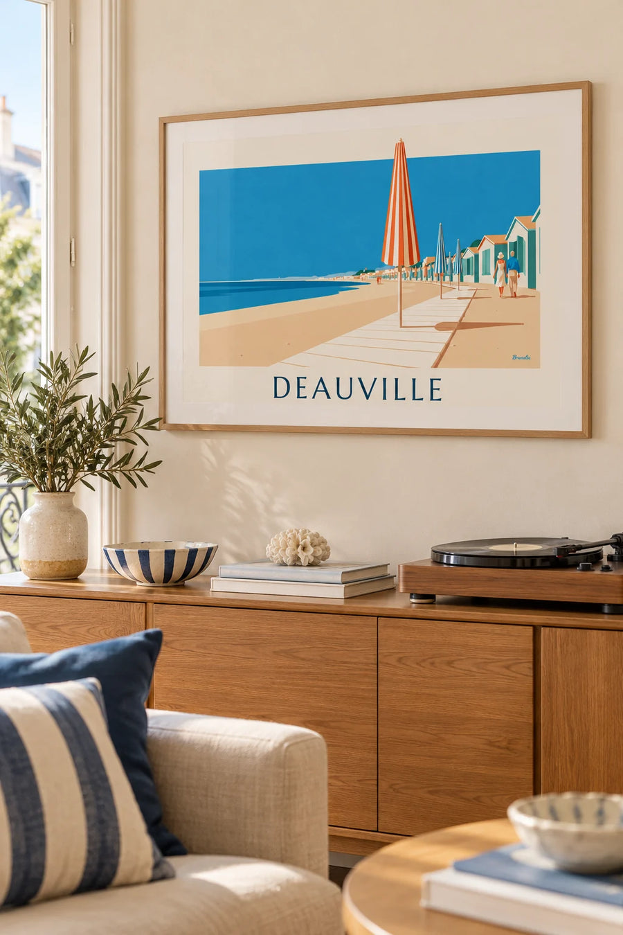 Affiche parasols colorés et planches de la plage de Deauville : encadrée au mur