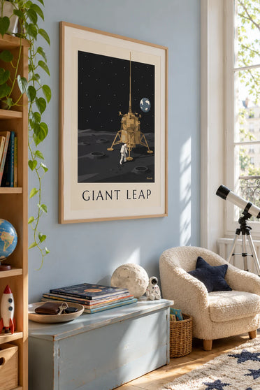 Poster astronauta che cammina verso il modulo lunare sulla Luna: incorniciato alla parete