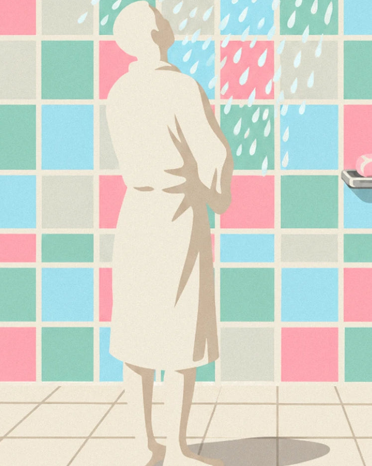 La figura con un accappatoio color crema, vista di spalle, di fronte a piastrelle rosa, verdi e blu