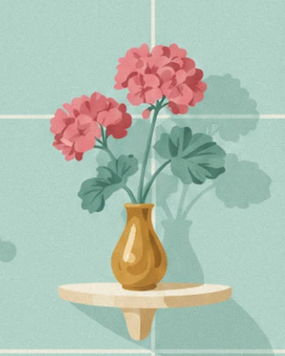 I fiori rosa con fogliame verde in un vaso dorato su una mensola color crema
