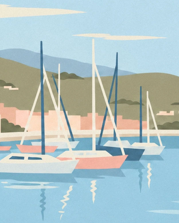 Le barche a vela con alberi alti e scafi bianchi e rosa sull'acqua blu del porto