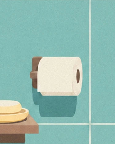 Un rouleau de papier toilette sur son support brun, près de savons jaunes