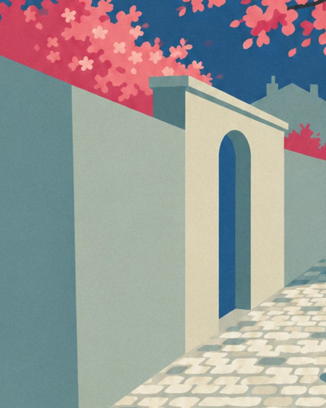 Il muro bianco e grigio con la sua piccola porta ad arco blu, sopra una pavimentazione chiara