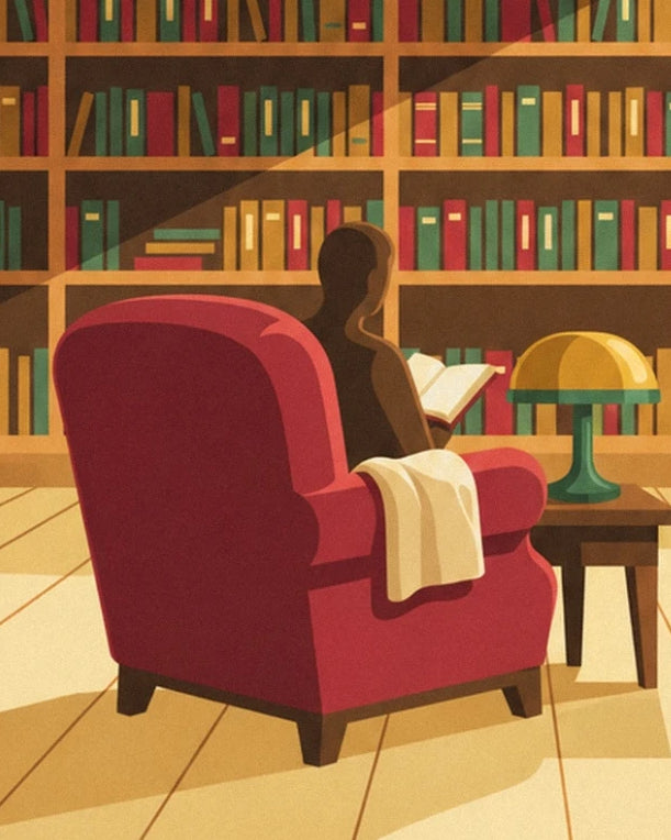 Il lettore in una poltrona rossa, con un libro aperto, accanto a una lampada dorata