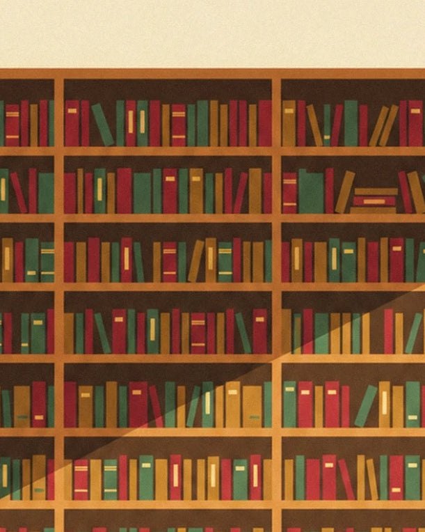 La parete di libri rossi, verdi e ocra disposti su scaffali di legno