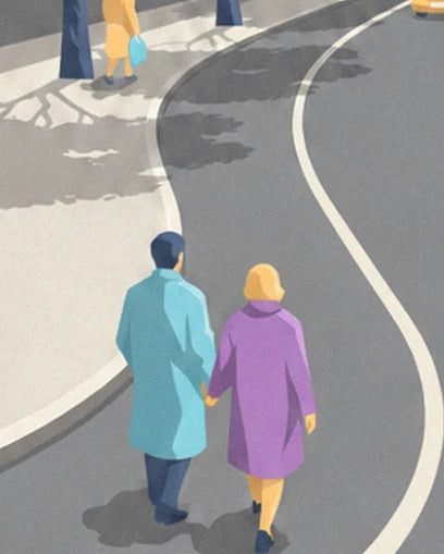 Un couple main dans la main, manteau bleu et manteau violet, au bord de l'avenue
