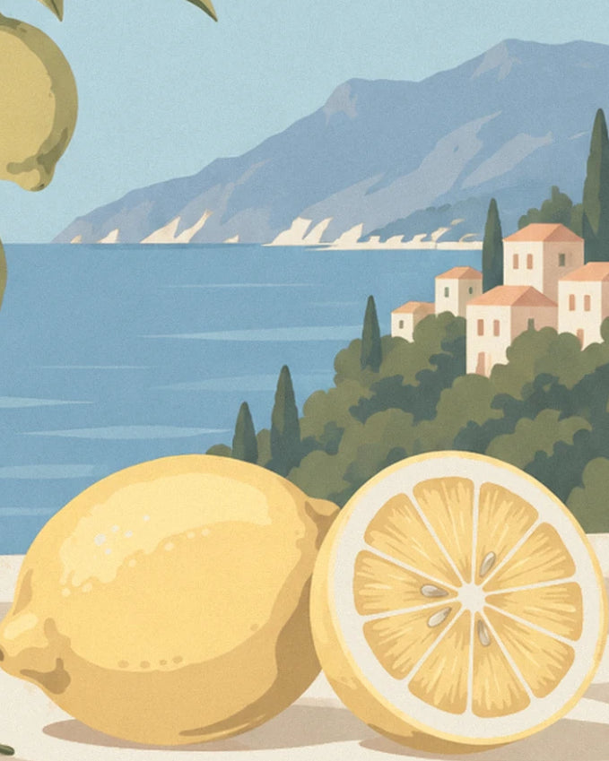 Un citron entier et un demi-citron devant la baie, ses cyprès et ses maisons aux toits roses