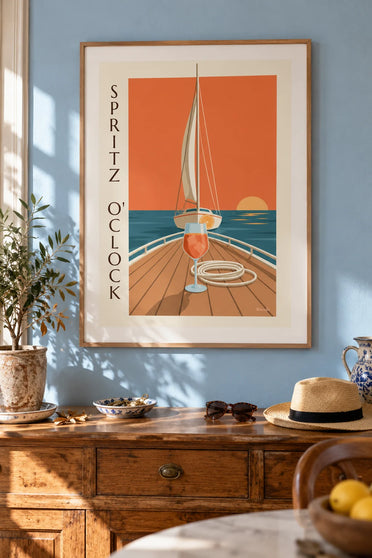 Poster spritz sul ponte di una barca a vela al tramonto: incorniciato a parete