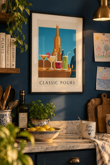 Poster cocktail classici sul bancone di un bar: incorniciato alla parete