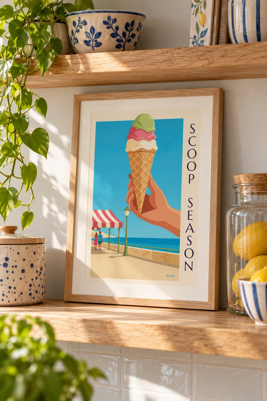 Affiche cornet de glace à 3 boules en bord de mer : petit format A4 encadré