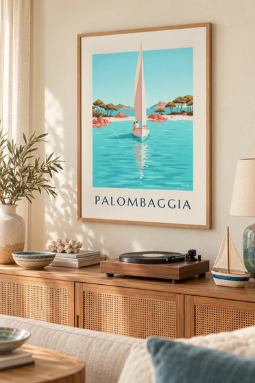 Poster con la spiaggia di Palombaggia, pini e barca a vela all'ancora in Corsica: incorniciato alla parete