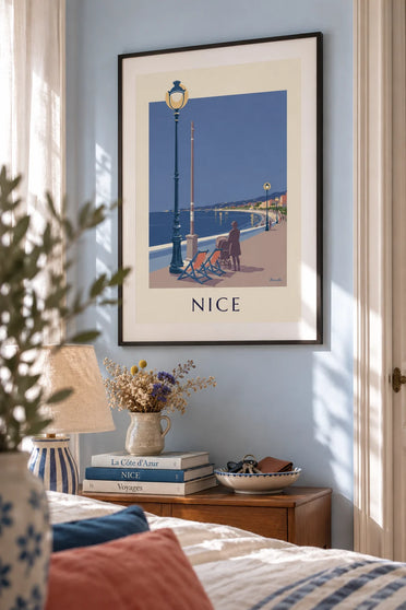 Poster sdraio e lampione davanti alla Baie des Anges di sera: incorniciato alla parete