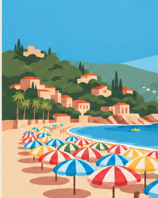 File di ombrelloni sulla spiaggia, un villaggio con i tetti arancioni e colline boscose