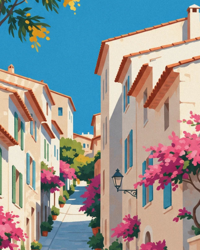 Il vicolo stretto con facciate beige e persiane verdi, bougainvillea rosa e una lanterna in ferro battuto
