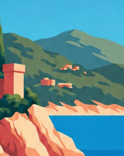 Una torre sul bordo della scogliera, con case sulle colline verdi e il mare blu