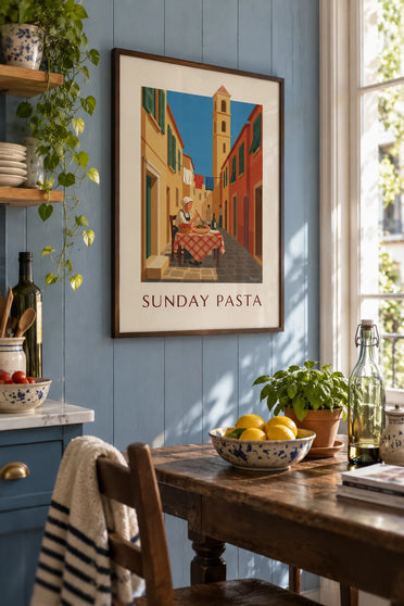 Poster di spaghetti al basilico serviti in un vicolo italiano: incorniciato alla parete