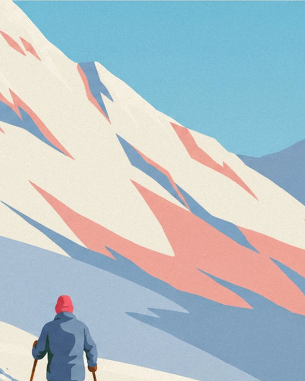 La cresta innevata con ombre rosa e blu, con l'escursionista in fondo al pendio