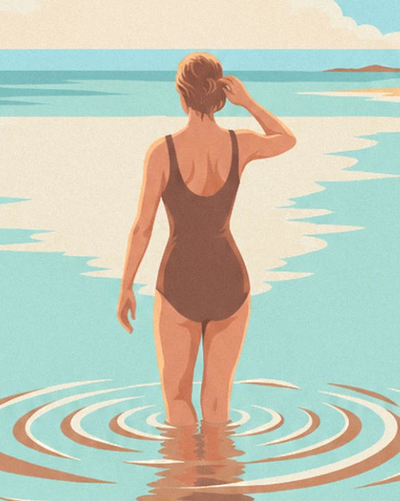 La bagnante vista di spalle in costume marrone, con una mano tra i capelli, circondata dalle increspature dell'acqua chiara