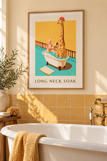 Poster umoristico giraffa in un bagno di schiuma: incorniciato alla parete