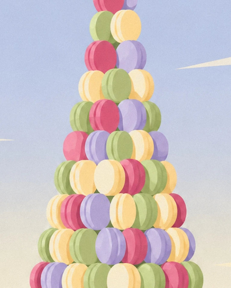 La pyramide de macarons roses, jaunes, verts et mauves sur fond bleu pâle