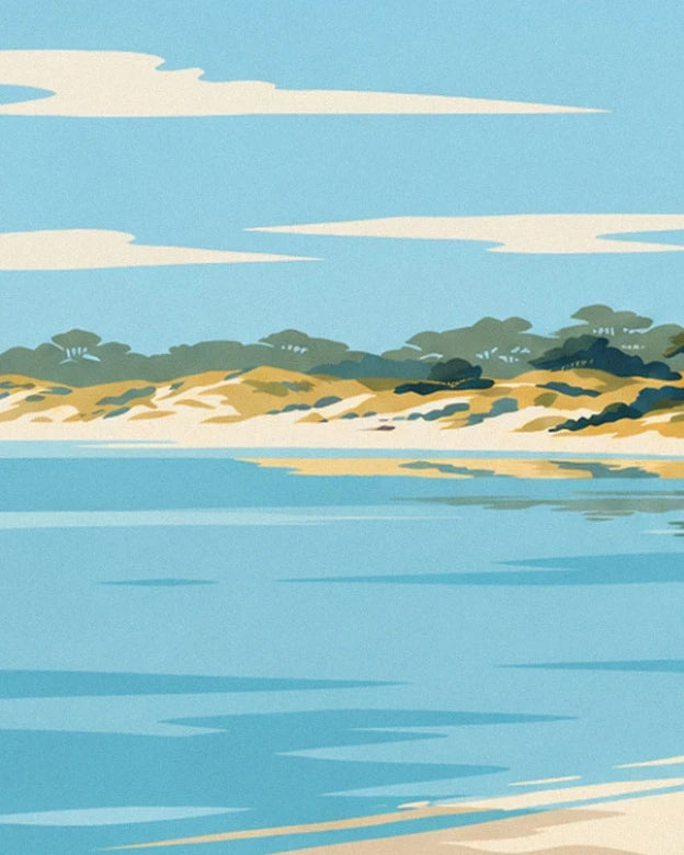 Les eaux turquoise du lac bordées de dunes blondes et de végétation