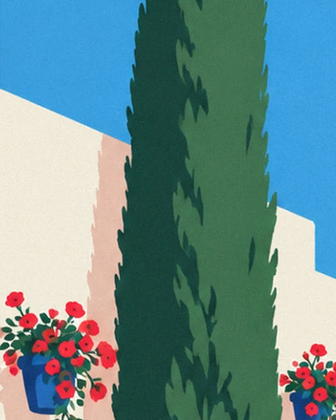 Un alto cipresso scuro davanti al muro bianco, e un vaso blu di gerani rossi sotto il cielo azzurro