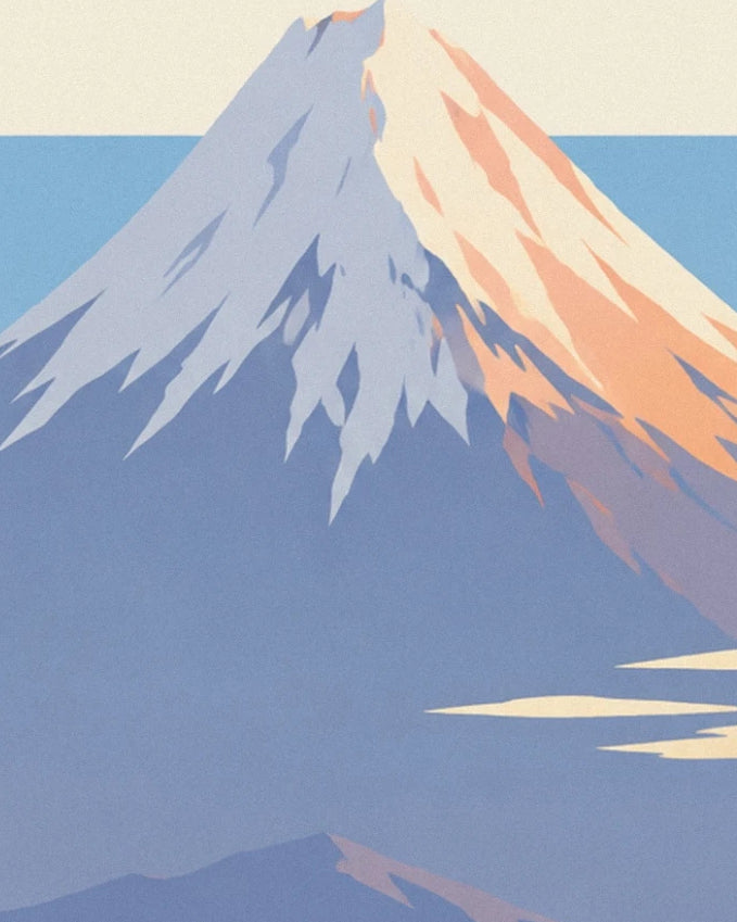 Les flancs enneigés du mont Fuji, entre ombres bleutées et lumière rosée