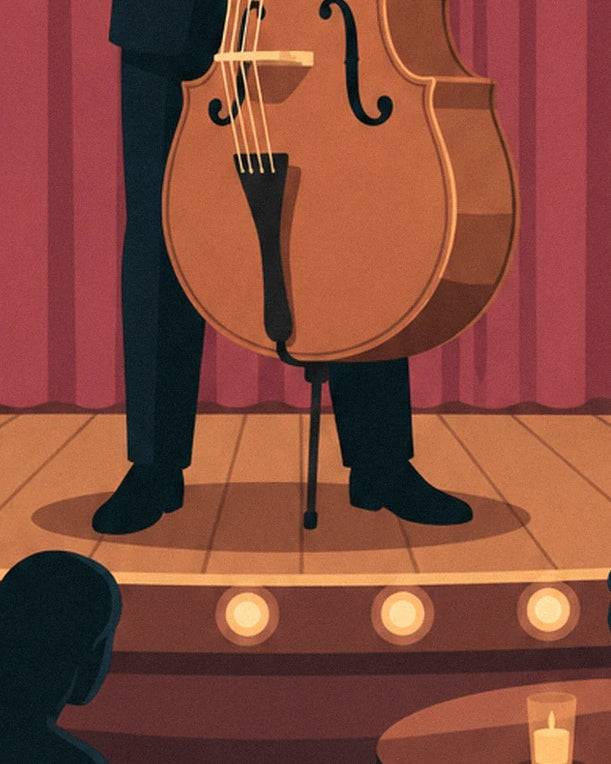 Il contrabbasso in legno chiaro e le scarpe nere del musicista, sul palco illuminato