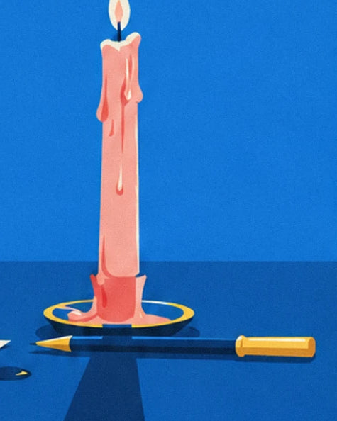 La bougie rose qui coule dans son bougeoir doré, avec un stylo posé devant