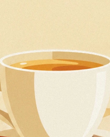 Une tasse blanche aux reflets crème remplie d'une boisson ambrée