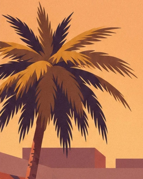 La palma dalle lunghe fronde ocra e marroni davanti ai tetti di Marrakech