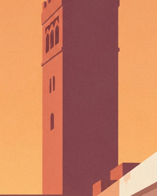L'alta torre ocra con finestre ad arco contro il cielo arancione di Marrakech