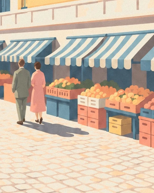 Un couple devant les étals de fruits et les stores rayés bleu et blanc