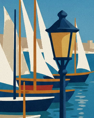 Un réverbère bleu sombre devant les voiliers blancs et leurs mâts ocre dans le port