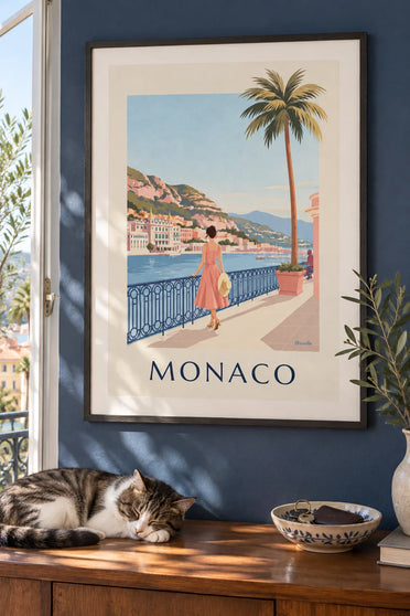 Poster donna elegante di fronte al porto di Montecarlo a Monaco: incorniciato alla parete