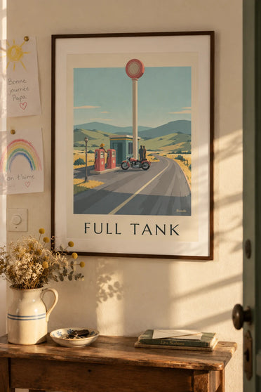 Poster moto classica parcheggiata davanti a una stazione di servizio: incorniciato alla parete
