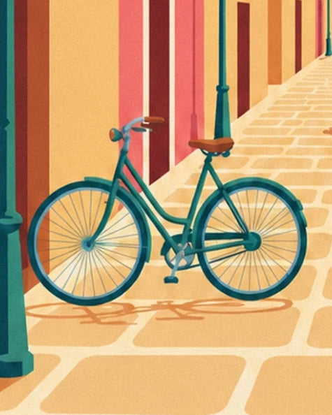 La bicicletta verde con la sella marrone sui ciottoli dorati di un vicolo di Nizza Vecchia