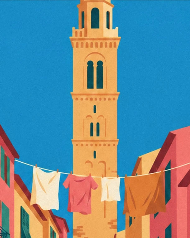 Il campanile ocra contro il cielo azzurro, dietro una fila di bucato colorato