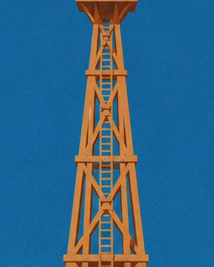 Torretta rifugio arancione in legno con la sua scala e i controventi incrociati contro il cielo azzurro