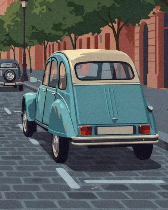 La 2CV bleue vue de dos, capote crème, sur les pavés gris bordés d'arbres