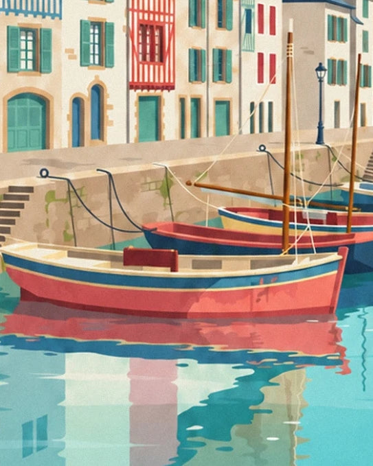 La barque rouge bordée de bleu et ses reflets dans l’eau turquoise du port