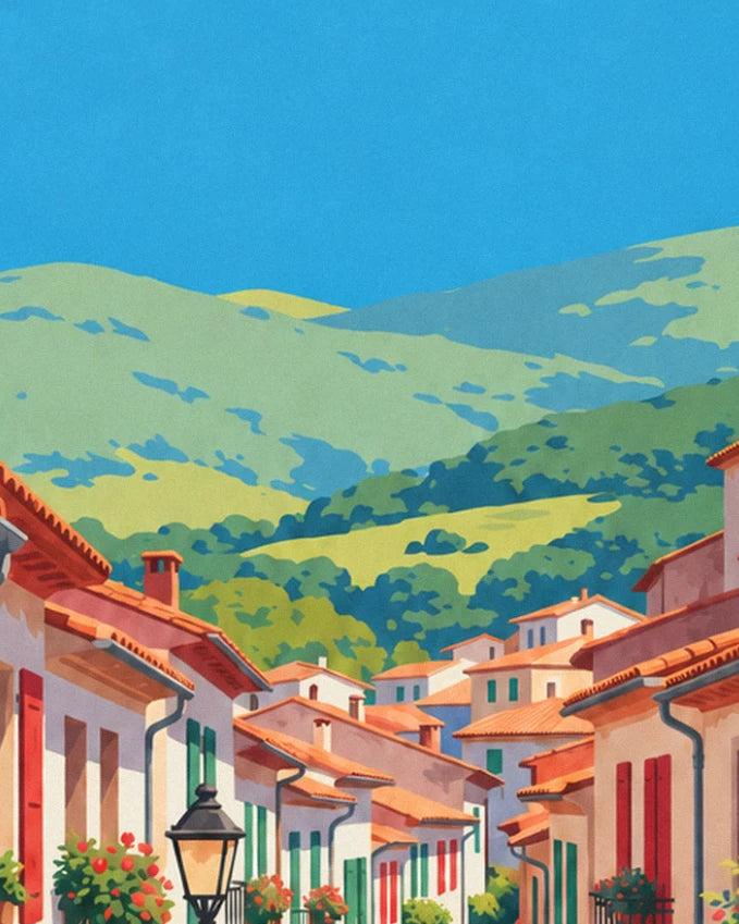 Les toits de tuiles du village et ses volets rouges et verts, face aux collines