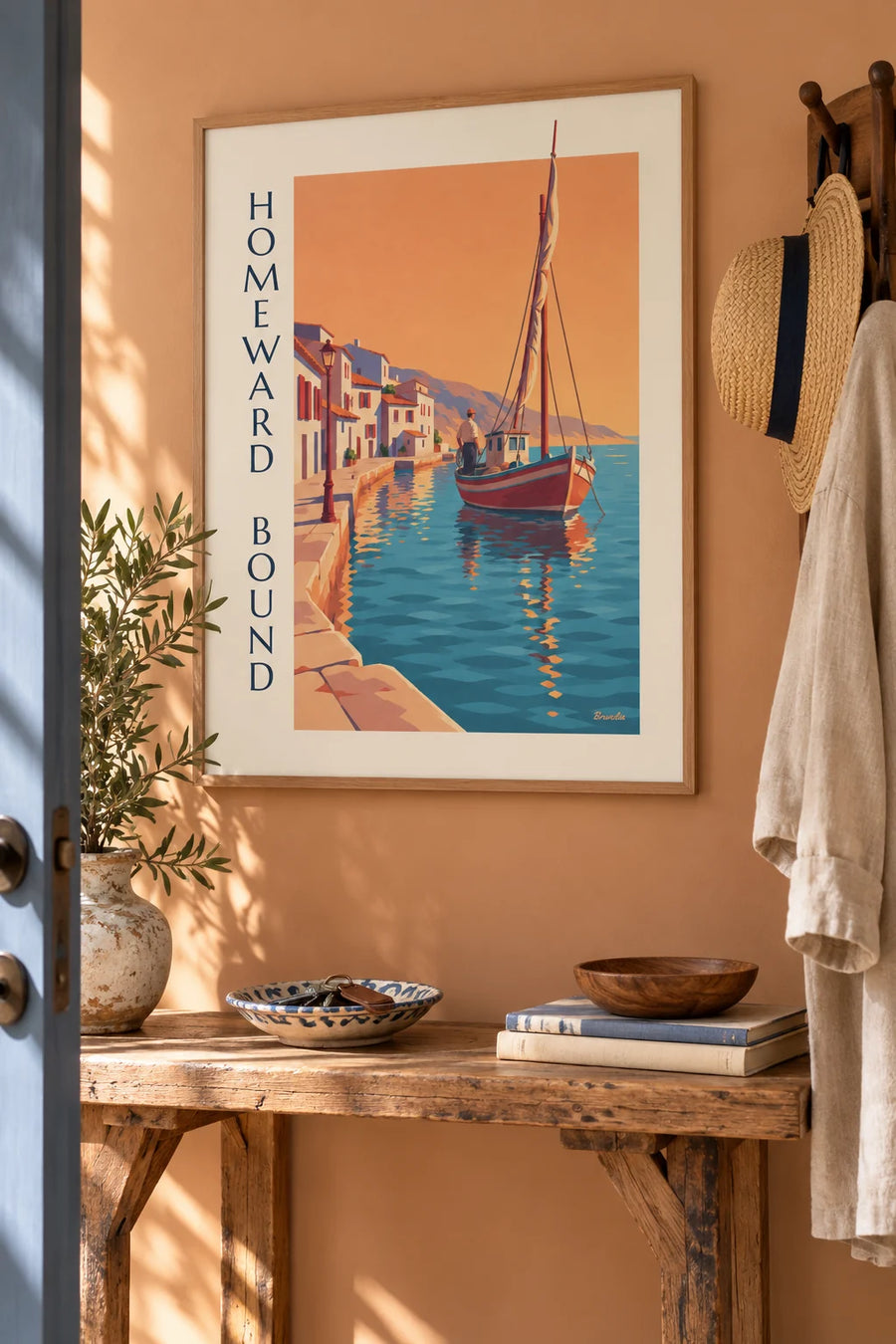 Poster con barca da pesca tradizionale che rientra in porto al tramonto: incorniciato alla parete