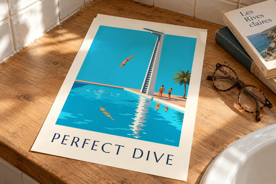 Affiche plongeur en plein plongeon au-dessus d’une piscine : posée sur une table