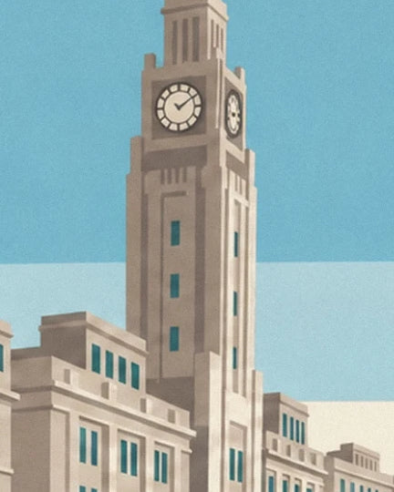 La tour aux 2 cadrans d’horloge et ses façades beiges sous le ciel bleu