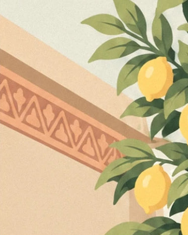 Les citrons jaunes devant un mur crème traversé d’une frise aux motifs ocre