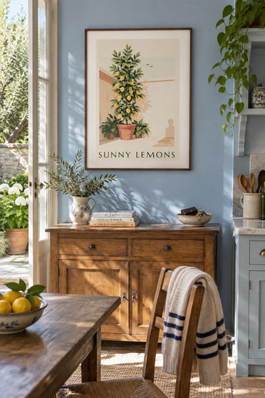 Poster limone in vaso di terracotta e piante verdi: incorniciato alla parete
