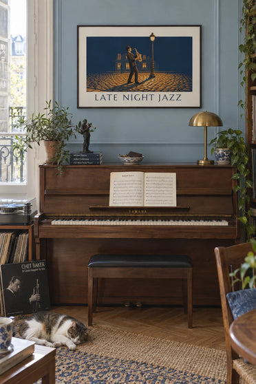 Poster di un sassofonista jazz sotto un lampione di notte: incorniciato alla parete